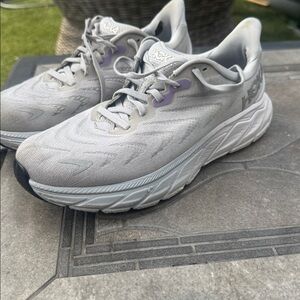 Hoka Women’s Arahi 6 Light Gray Athletic Shoes